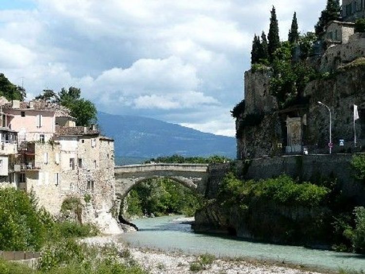 thumb-vaison-la-romaine-l-un-des-joyaux-du-vaucluse-4015.gif-750x563