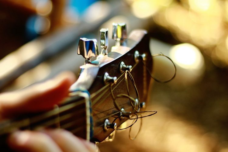 acoustic-guitar-1851512_960_720-750x500