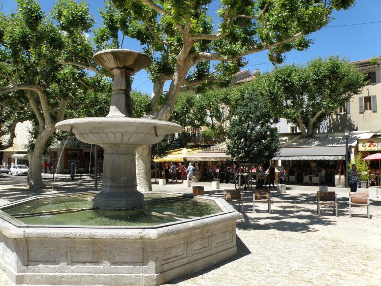 Vaison-la-Romaine_Place_de_Montfort_1-750x563